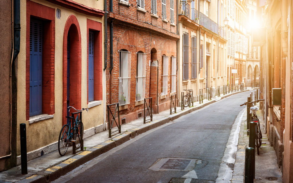 Vue pittoresque dune rue dans le centre historique de Toulouse avec un vélo, proche de la boutique Ismoke 31